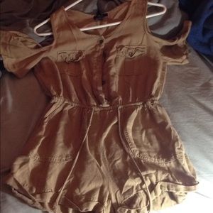 A tan romper cute n stylish With pockets!!